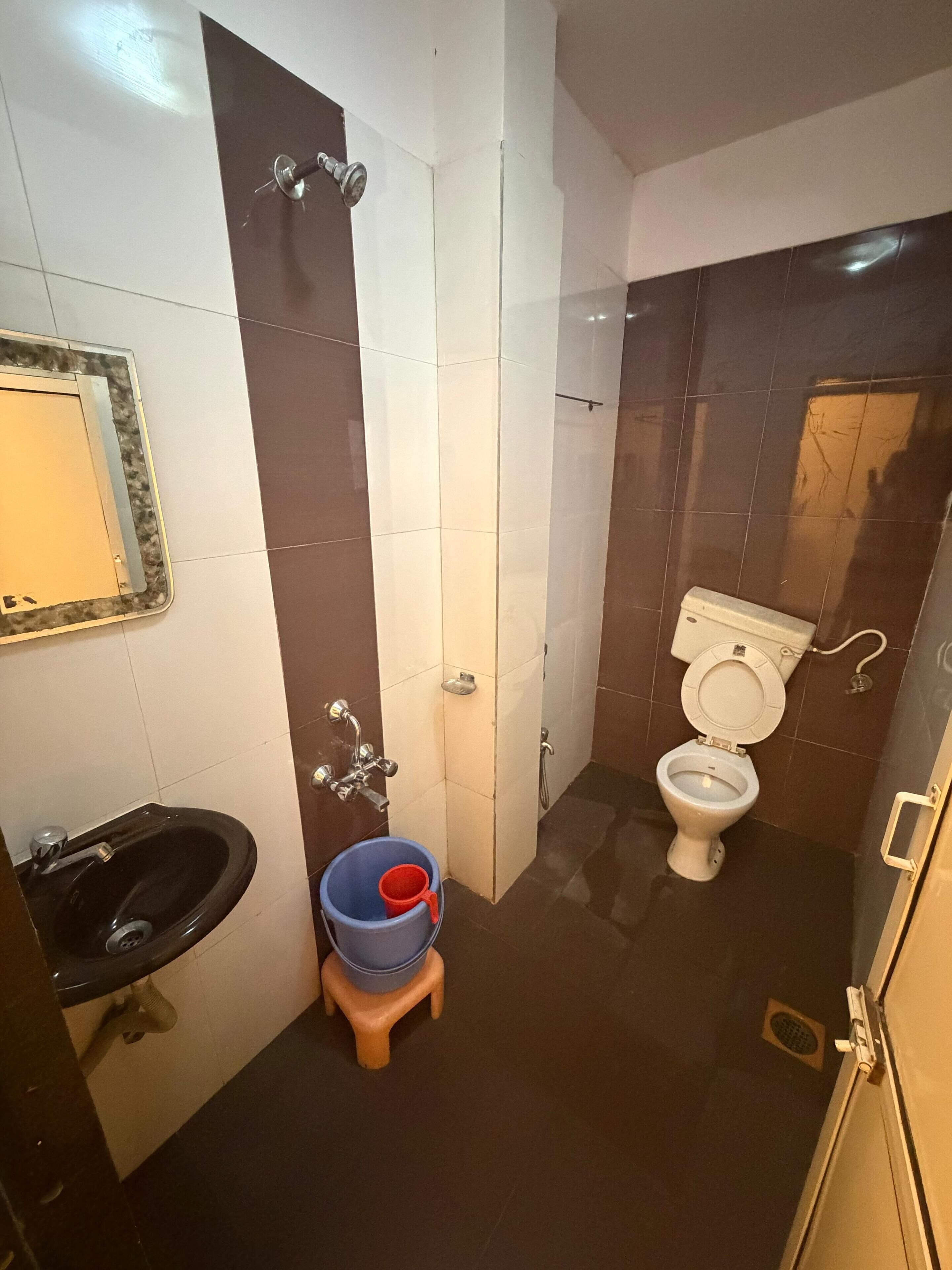 Separat badekar og dusj, håndklær, såpe og sjampo