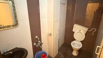 Separat badekar og dusj, håndklær, såpe og sjampo