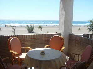 Outdoor dining - Appartement in Torrox Costa mit Großem gemeinsamem Pool und Meerblick by Interhome (La Axarquía/ Torrox)