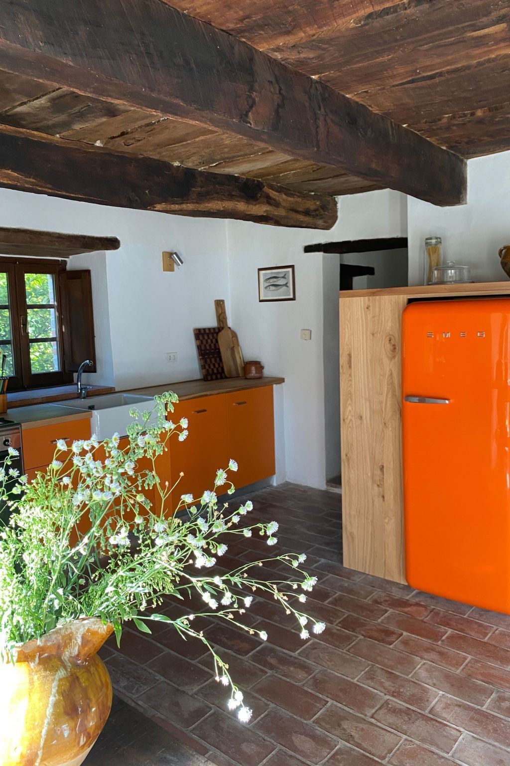 Fridge, oven, dishwasher, cookware/dishes/utensils