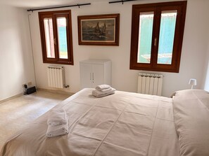 Departamento básico, patio, vista al jardín | Cortinas blackout, tabla de planchar con plancha y wifi gratis 