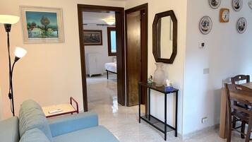 Basic Apartment, Patio, Garden View | Ruang tamu | TV skrin rata