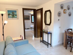 Departamento básico, patio, vista al jardín | Área de sala de estar