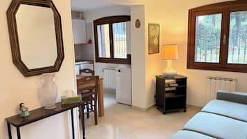 Basic Apartment, Patio, Garden View | Ruang tamu | TV skrin rata