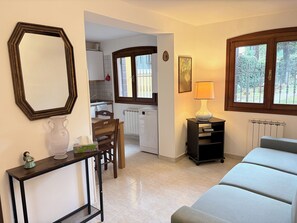 Departamento básico, patio, vista al jardín | Área de sala de estar