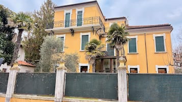 Basic Apartment, Patio, Garden View | Bahagian luar