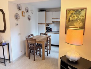 Leilighet – basic, terrasse, hageutsikt | Spiseområde