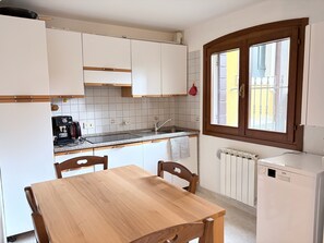 Leilighet – basic, terrasse, hageutsikt | Eget kjøkken | Kjøleskap, kokeplater, oppvaskmaskin og kjøkkenutstyr