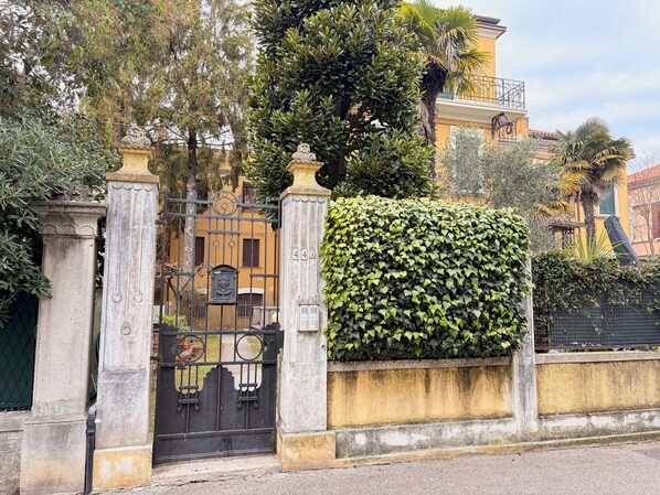 Departamento básico, patio, vista al jardín | Áreas de la propiedad