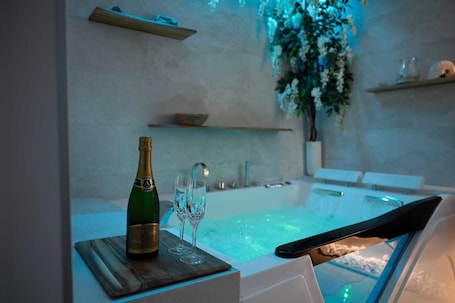 内装. L'Escapade Étoilée, Whirlpool bath, King size bed & starry sky