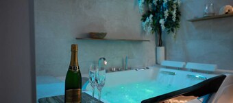 L'Escapade Étoilée, Whirlpool bath, King size bed & starry sky