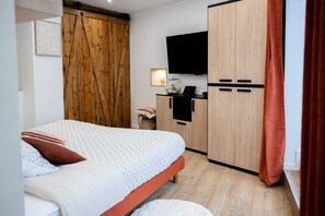 WiFi, bed sheets