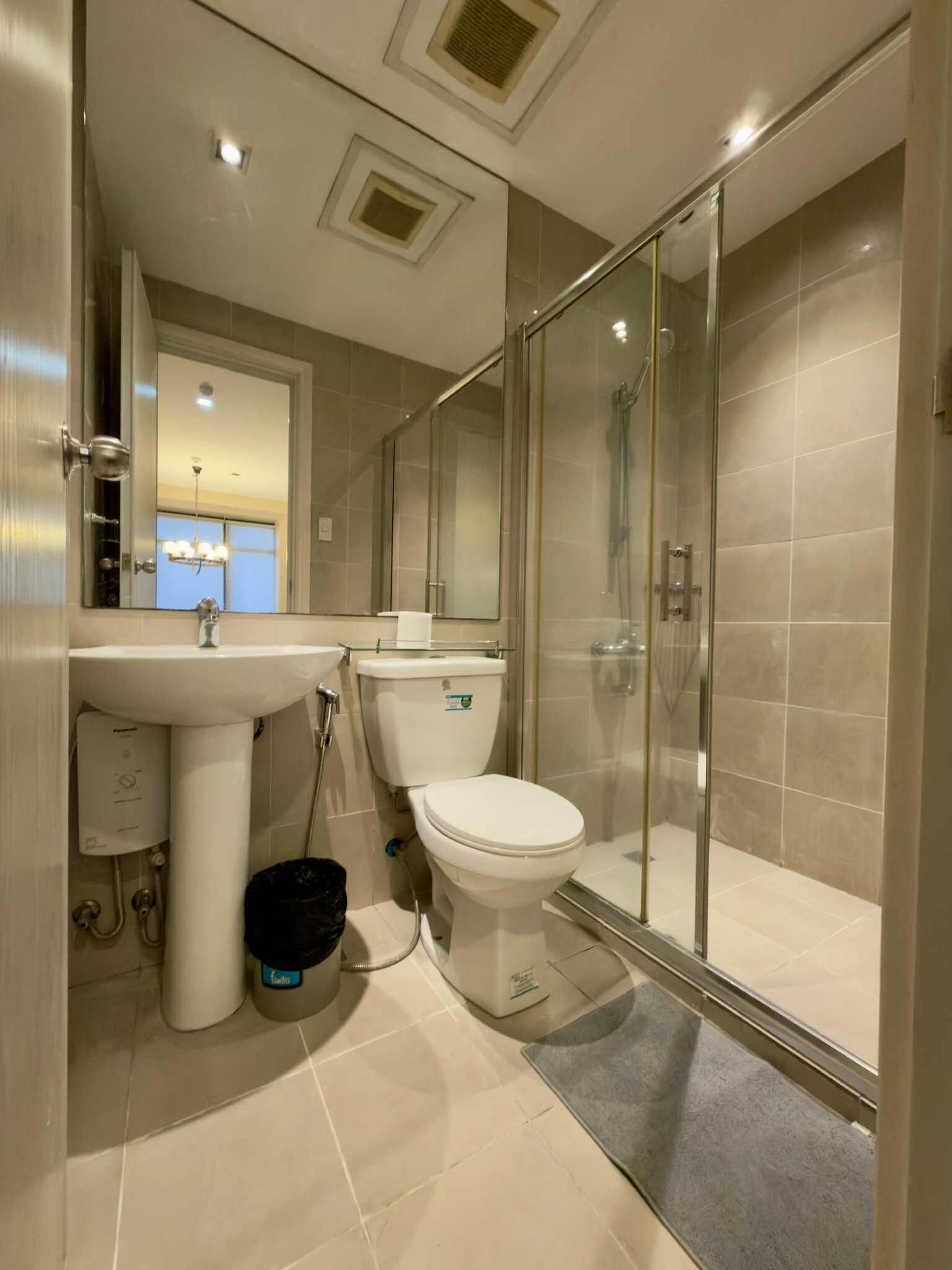 City Apartment, Balcony, City View | Bathroom | Free toiletries, hair dryer, towels, soap