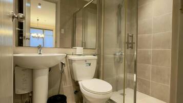 City Apartment, Balcony, City View | Bathroom | Free toiletries, hair dryer, towels, soap