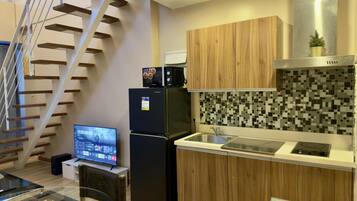 City Apartment, Balcony, City View | Private kitchen | Fridge, microwave, stovetop, dishwasher