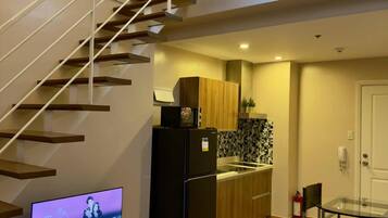 City appartement, balkon, uitzicht op de stad | Interieur