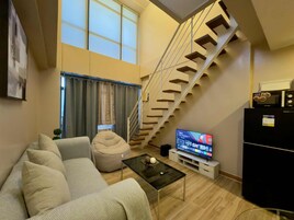 City appartement, balkon, uitzicht op stad | Woonruimte