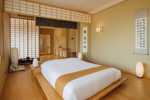 Caja de seguridad en la habitación y tabla de planchar con plancha 