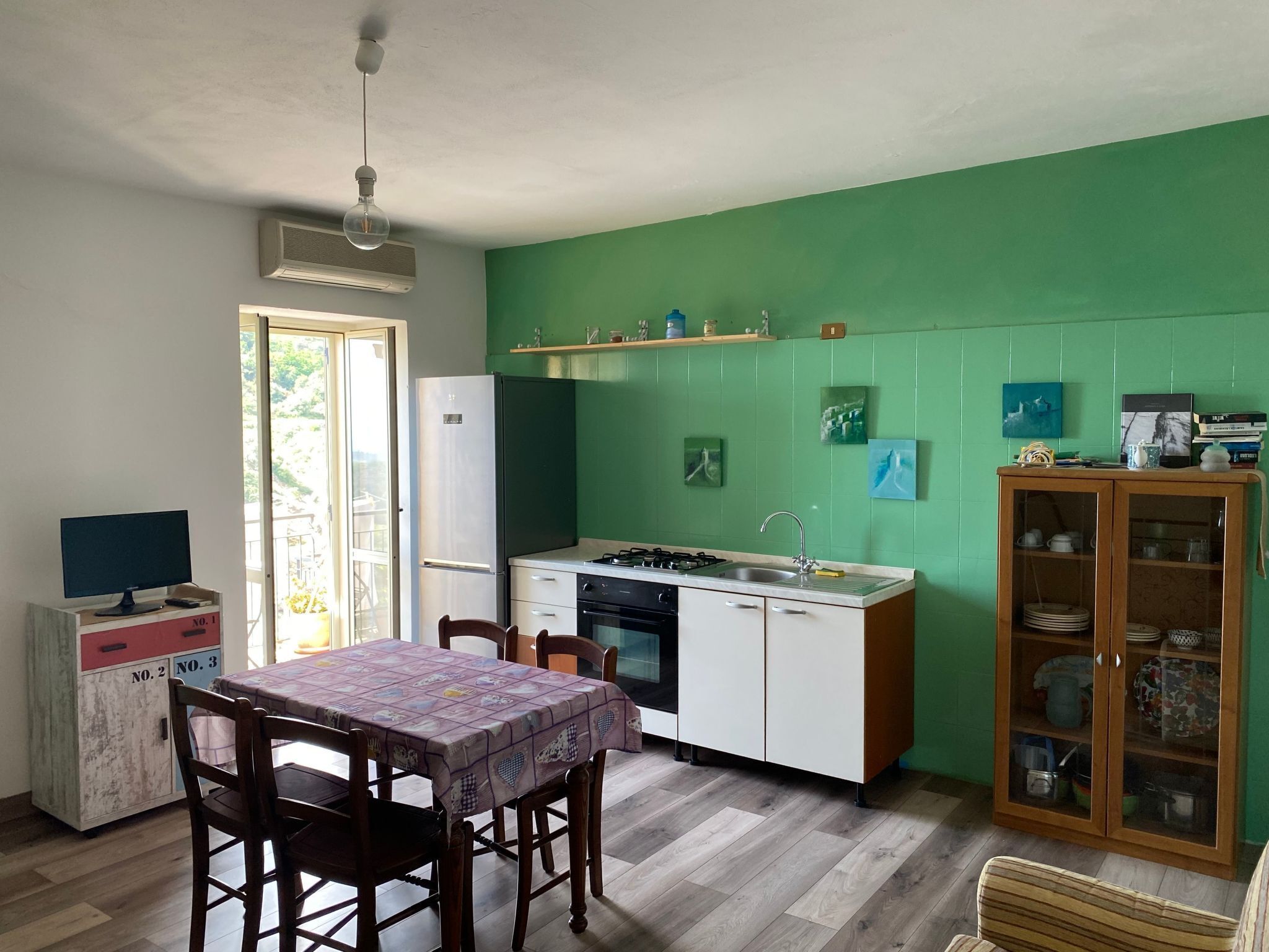 Kühlschrank, Ofen, Kochgeschirr/Geschirr/Besteck