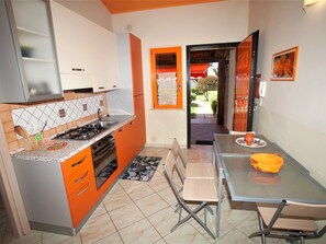 Refrigerador, horno y utensilios de cocina 