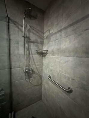 Suihku, ilmaiset hygieniatuotteet, hiustenkuivaaja, kylpytakit