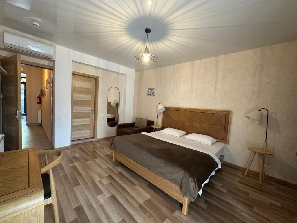 Desk, soundproofing, free WiFi