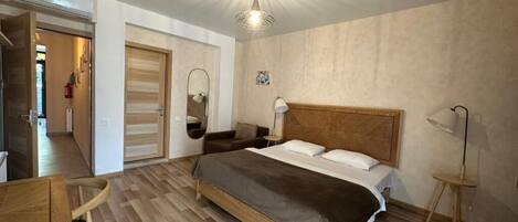 Desk, soundproofing, free WiFi