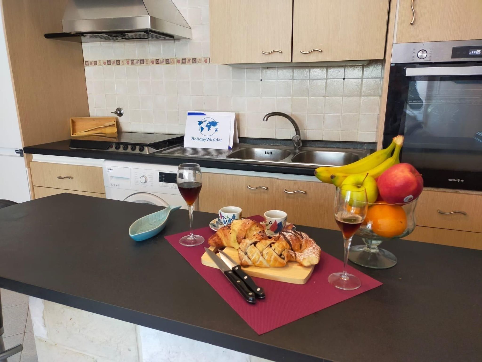 Kühlschrank, Mikrowelle, Ofen, Kochgeschirr/Geschirr/Besteck