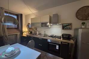 Fridge, microwave, oven, coffee/tea maker - Downtown Riverside - Verona Journeys (Verona)