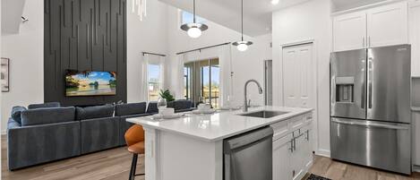 Réfrigérateur, four à micro-ondes, un four, surface de cuisson