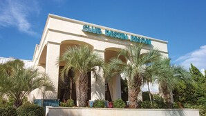 Le bâtiment du Club Destin Resort, avec un ciel bleu dégagé en arrière-plan.