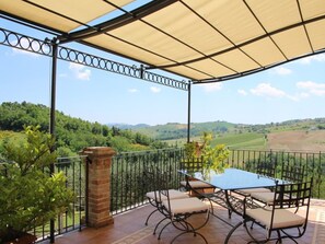 Outdoor dining - Casa Sacciofa in Monte Rinaldo by Interhome (Montelparo)