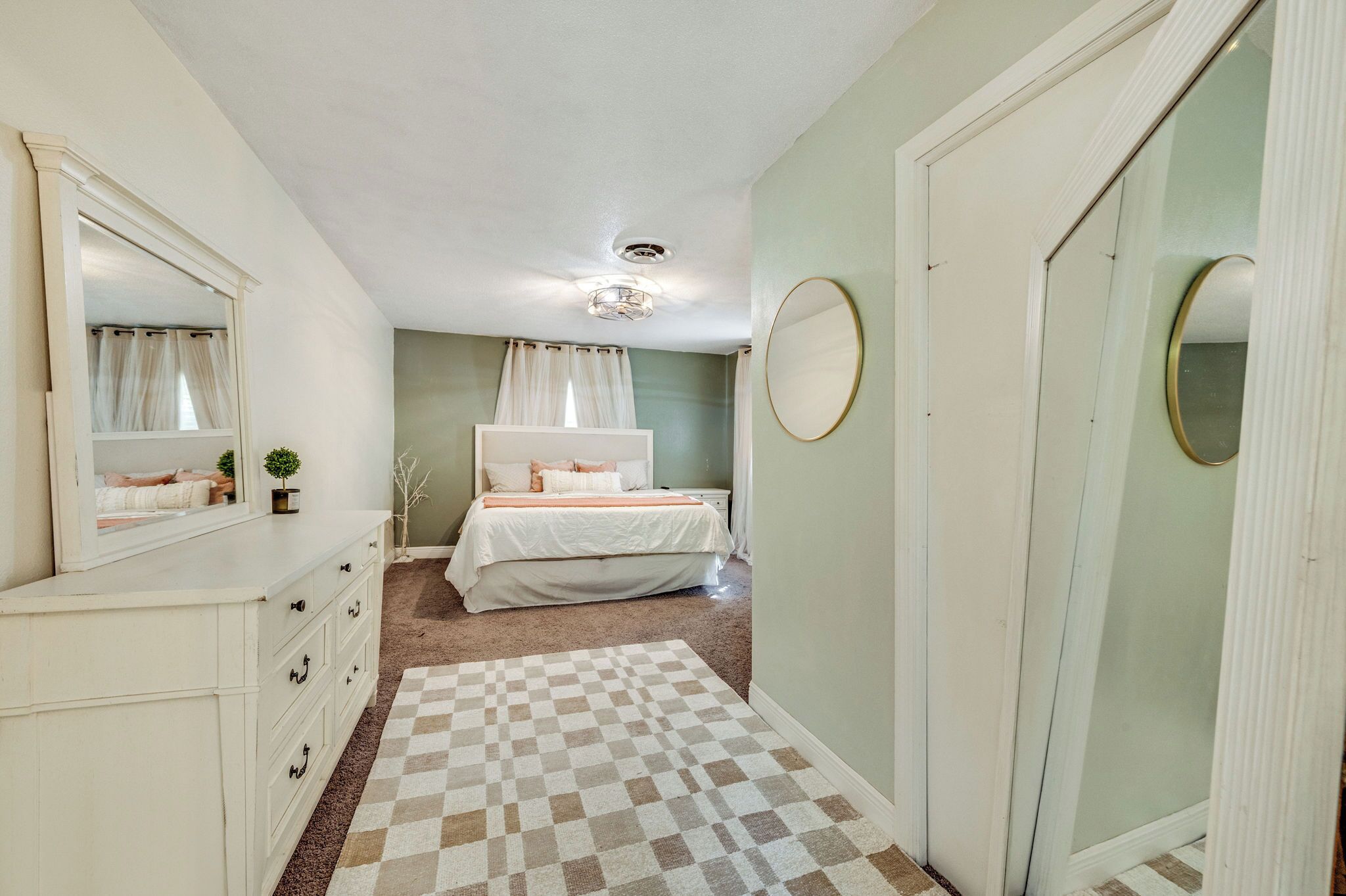 5 bedrooms, iron/ironing board, travel crib, free WiFi