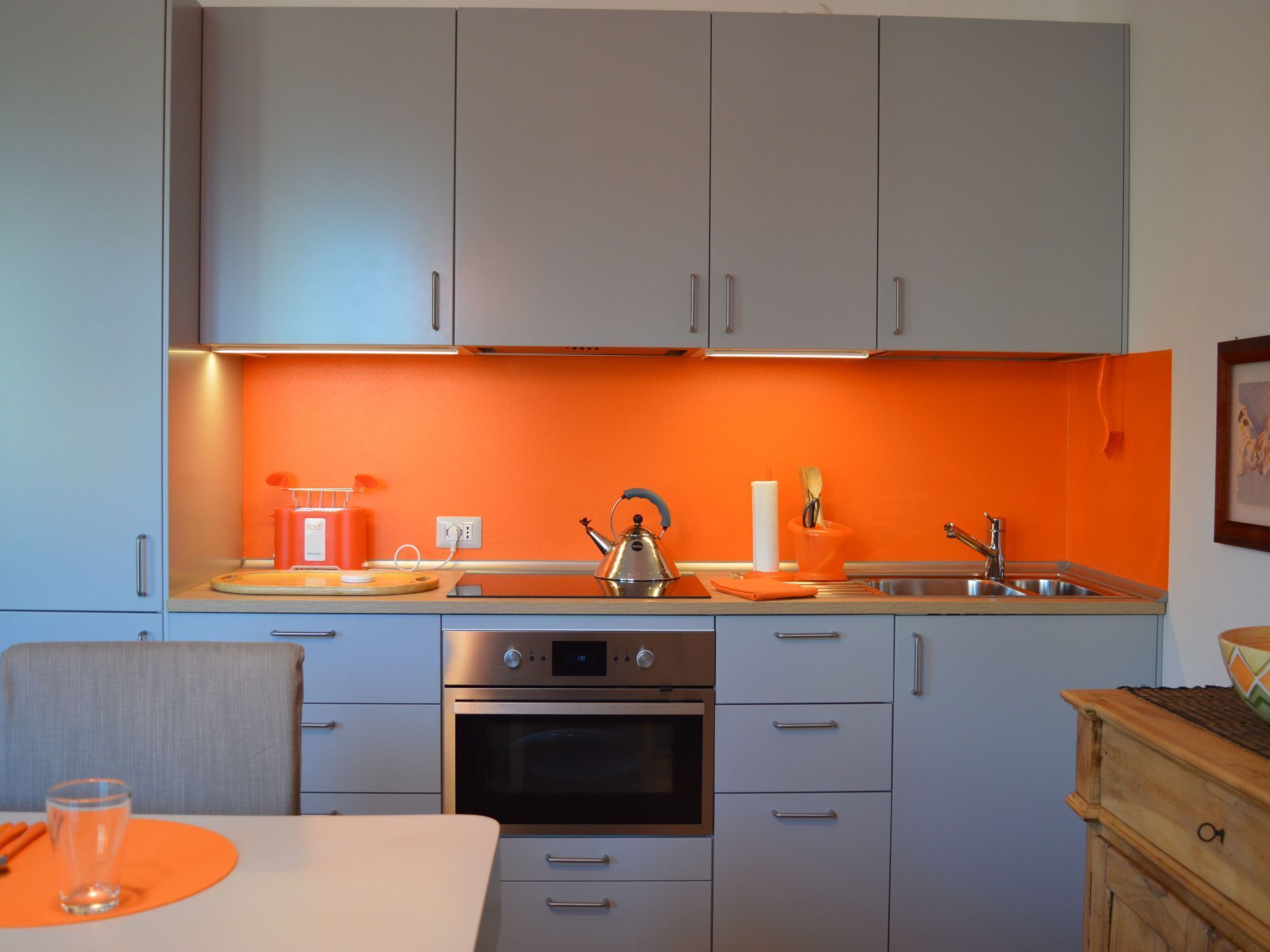 Refrigerador, microondas, horno, utensilios de cocina