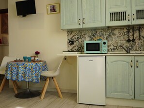 Fridge, microwave, cookware/dishes/utensils - Wohnung 'Provence' mit eigener Terrasse by Interhome (Desenzano)