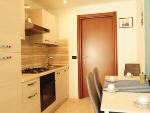 Fridge, microwave, oven, cookware/dishes/utensils - Studio 'Novecento' mit eigener Terrasse by Interhome (Desenzano)