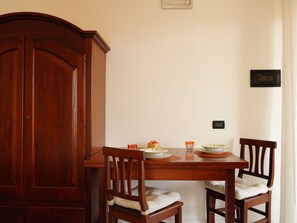 Dining - Studio-Apartment mit Seeblick by Interhome (Desenzano)