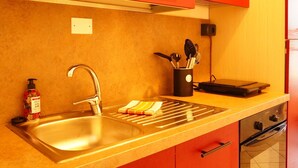 Kühlschrank, Ofen, Kochgeschirr/Geschirr/Besteck
