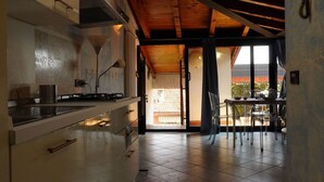 Kühlschrank, Ofen, Geschirrspüler, Kochgeschirr/Geschirr/Besteck