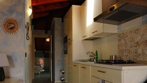 Kühlschrank, Ofen, Geschirrspüler, Kochgeschirr/Geschirr/Besteck