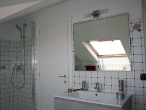 Bathroom - Wohnung 100 Meter vom Meer entfernt by Interhome (Diano Castello)