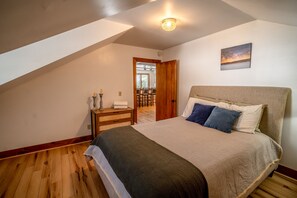 5 bedrooms, WiFi, bed sheets - Yellow Pine Schroon Lake Lodge Private Beach Sleeps 18 Schroon Lake, NY (Schroon Lake)