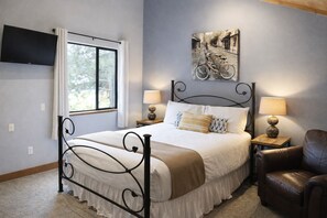 Een strijkplank/strijkijzer, wifi, beddengoed