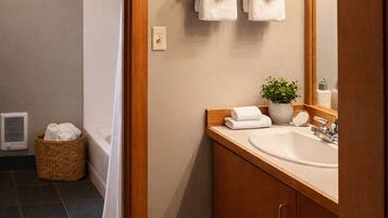 SĂšche-cheveux, serviettes fournies