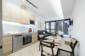Réfrigérateur, micro-ondes, four, plaque de cuisson