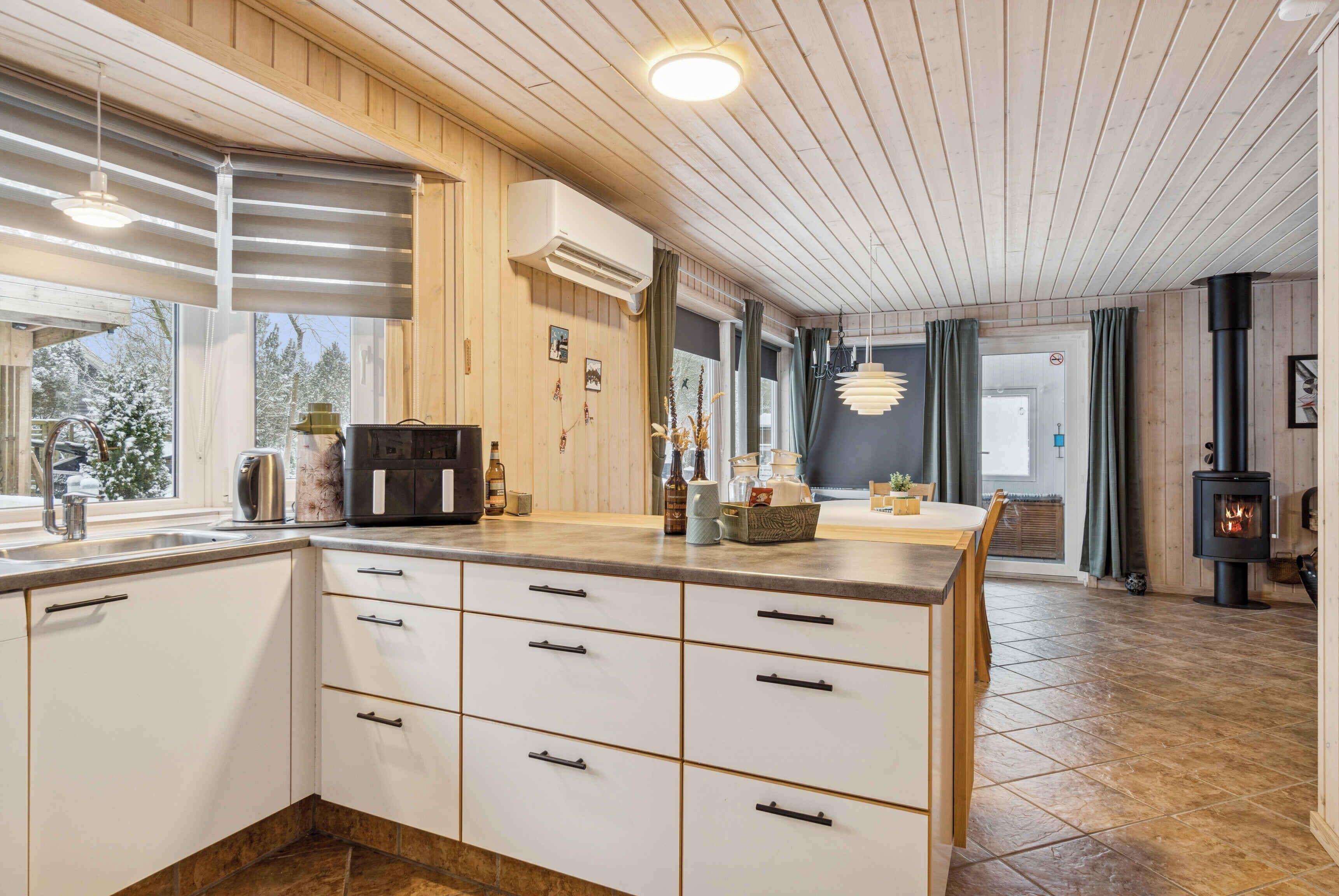 冷蔵庫、オーブン、食器洗い機、電気ポット