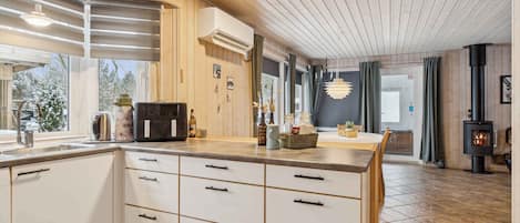 Réfrigérateur, four, lave-vaisselle, bouilloire électrique