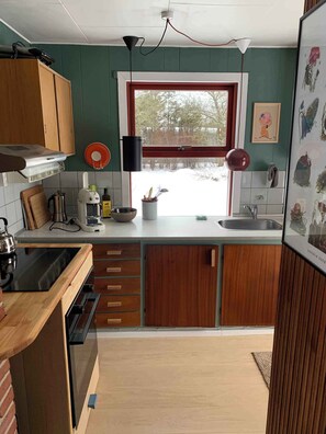 Réfrigérateur, four, plaque de cuisson, bouilloire électrique