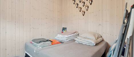 2 bedrooms, iron/ironing board, free WiFi
