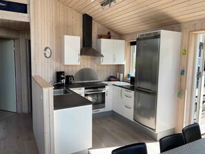 Fridge, oven, stovetop, dishwasher - Lovely family holiday home 130 meters the beach (Børkop)